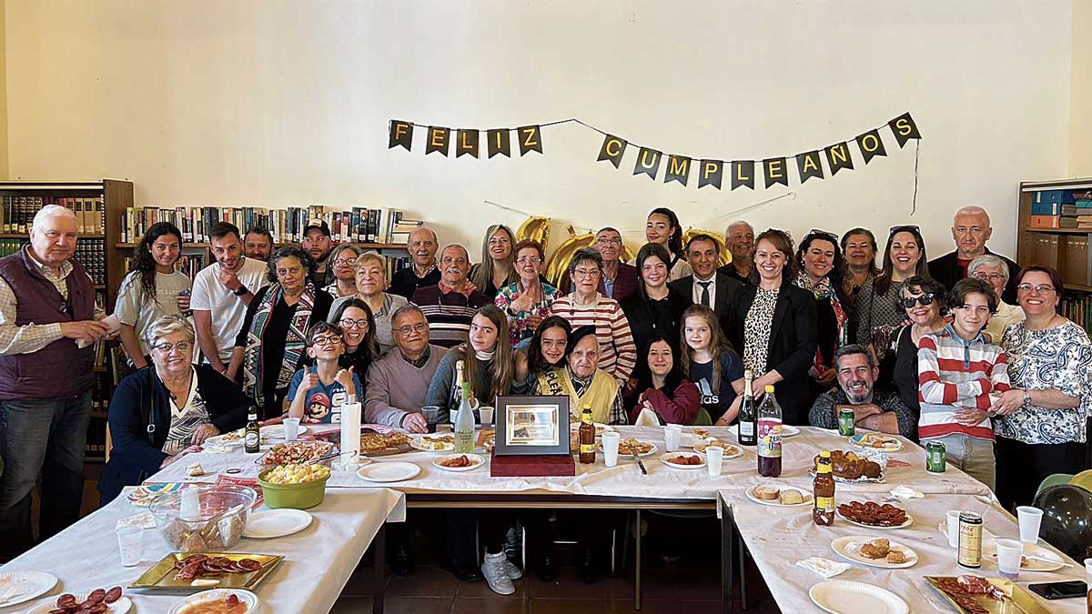 Foto de familia durante la celebración del centenario de Audelino Brugos Rodríguez. | L.N.C.