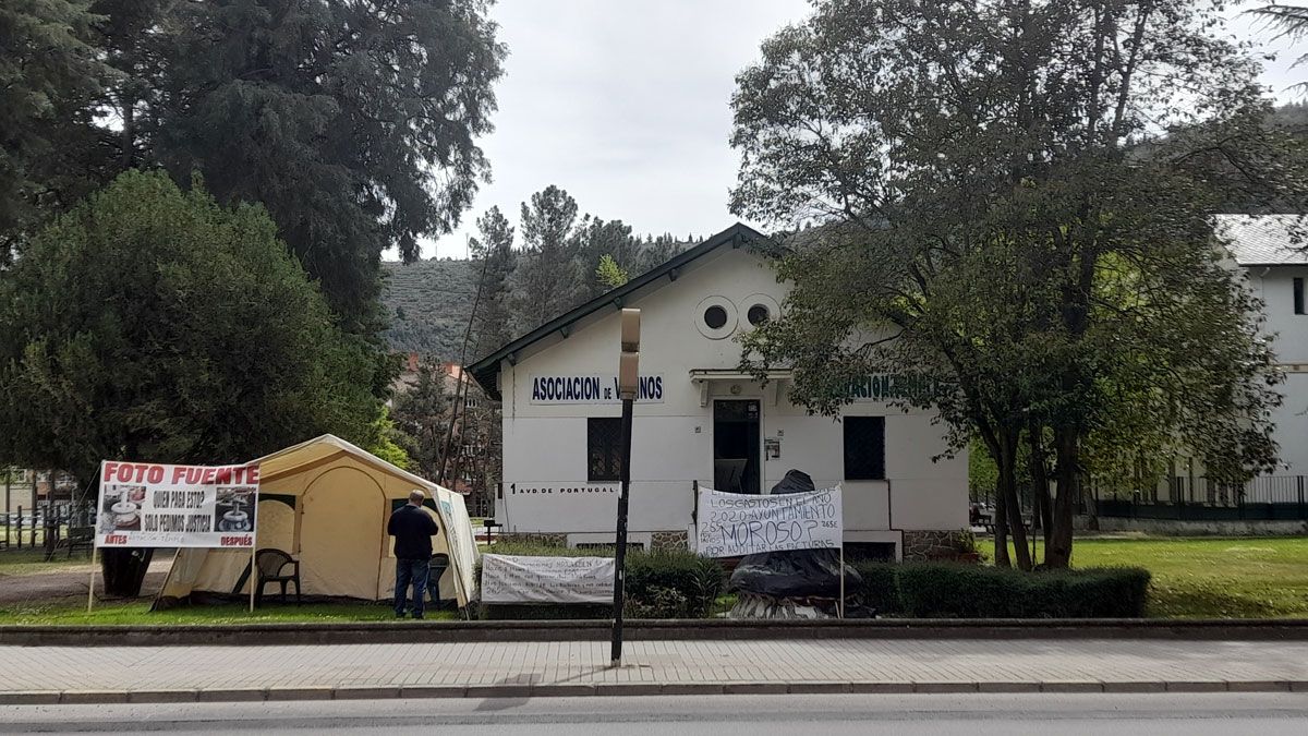 El campamento está montado en la sede de la agrupación vecinal, justo al lado de la Policía Municipal. | MAR IGLESIAS