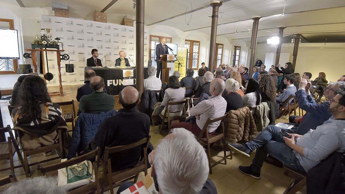 Un momento de la intervención del alcalde José Antonio Diez en la inauguración del congreso de la ULE en el Museo Casa Botines Gaudí. | SAÚL ARÉN