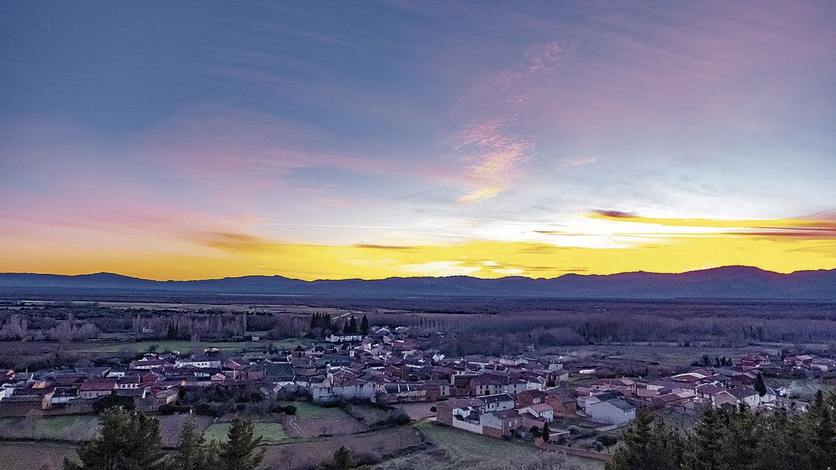 Castrillo de la Valduerna desde el alto. | VICENTE GARCÍA