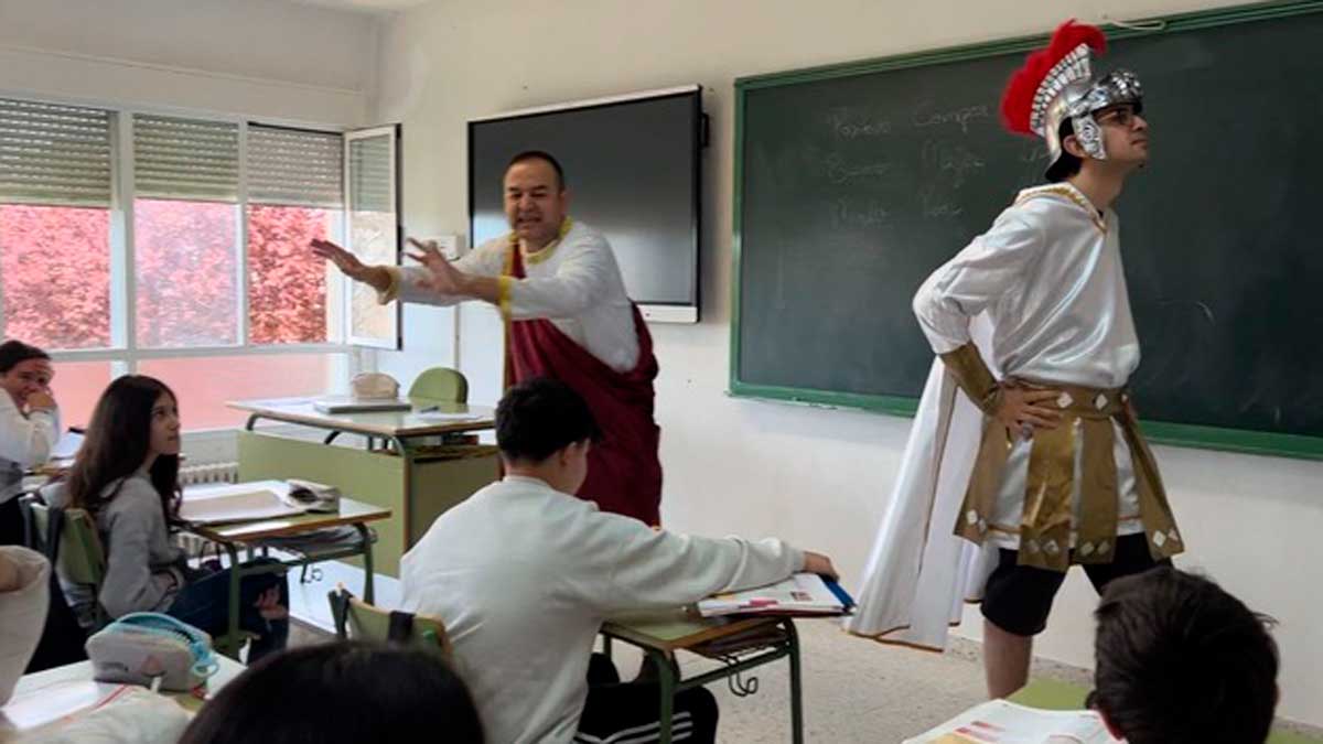 Dos profesores interrumpen una clase durante las invasiones teatrales | L.N.C.