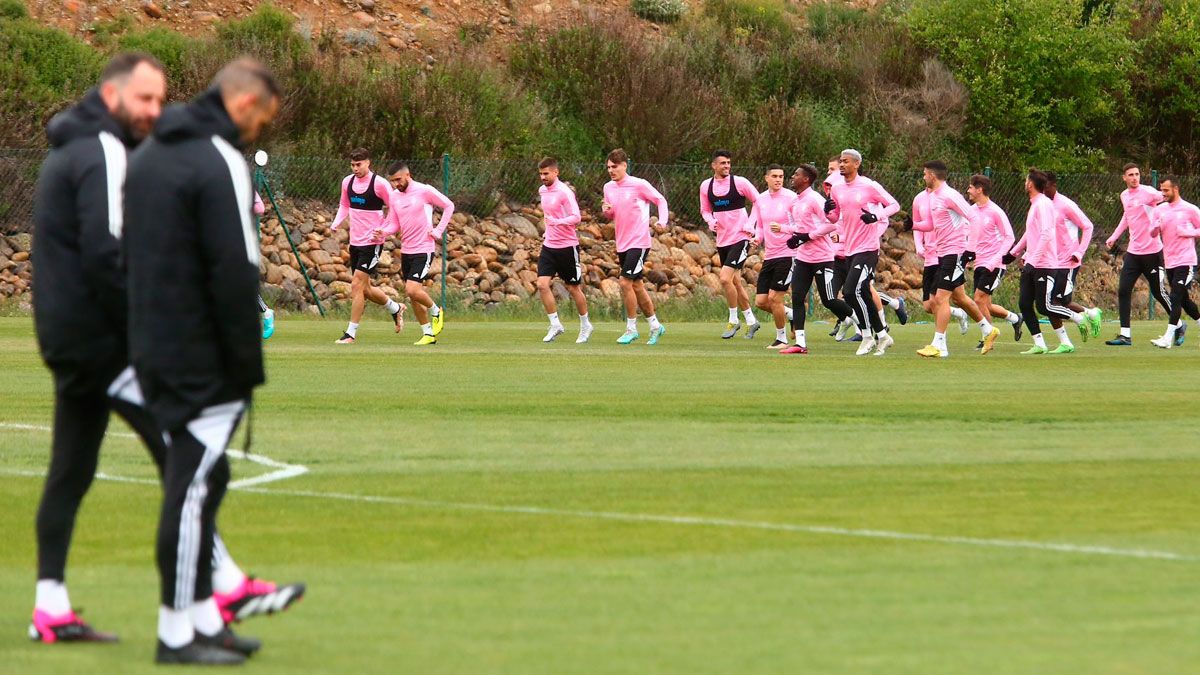 Los jugadores de la Ponferradina se ejercitan a las órdenes del nuevo técnico Juanfran durante el entrenamiento. | SDP