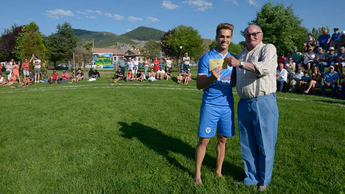 Tomás Domínguez le entrega el premio a Adrián Fierro, ganador en ligeros en el corro de Lillo de 2019. | MAURICIO PEÑA Tomás Domínguez le entrega el premio a Adrián Fierro, ganador en ligeros en el corro de Lillo de 2019. | MAURICIO PEÑA