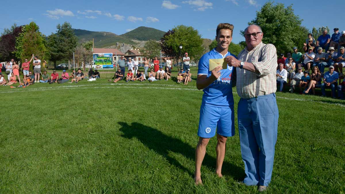 Tomás Domínguez le entrega el premio a Adrián Fierro, ganador en ligeros en el corro de Lillo de 2019. | MAURICIO PEÑA