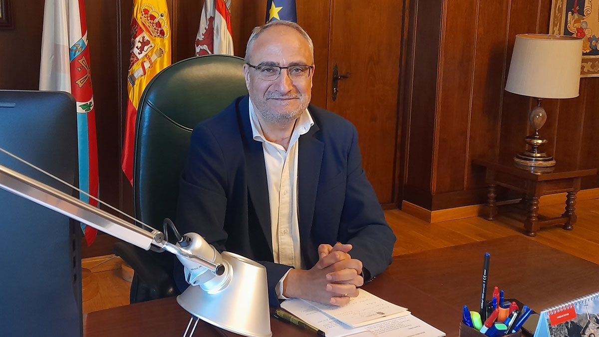 Olegario Ramón detrás de su escritorio en el despacho municipal. | MAR IGLESIAS