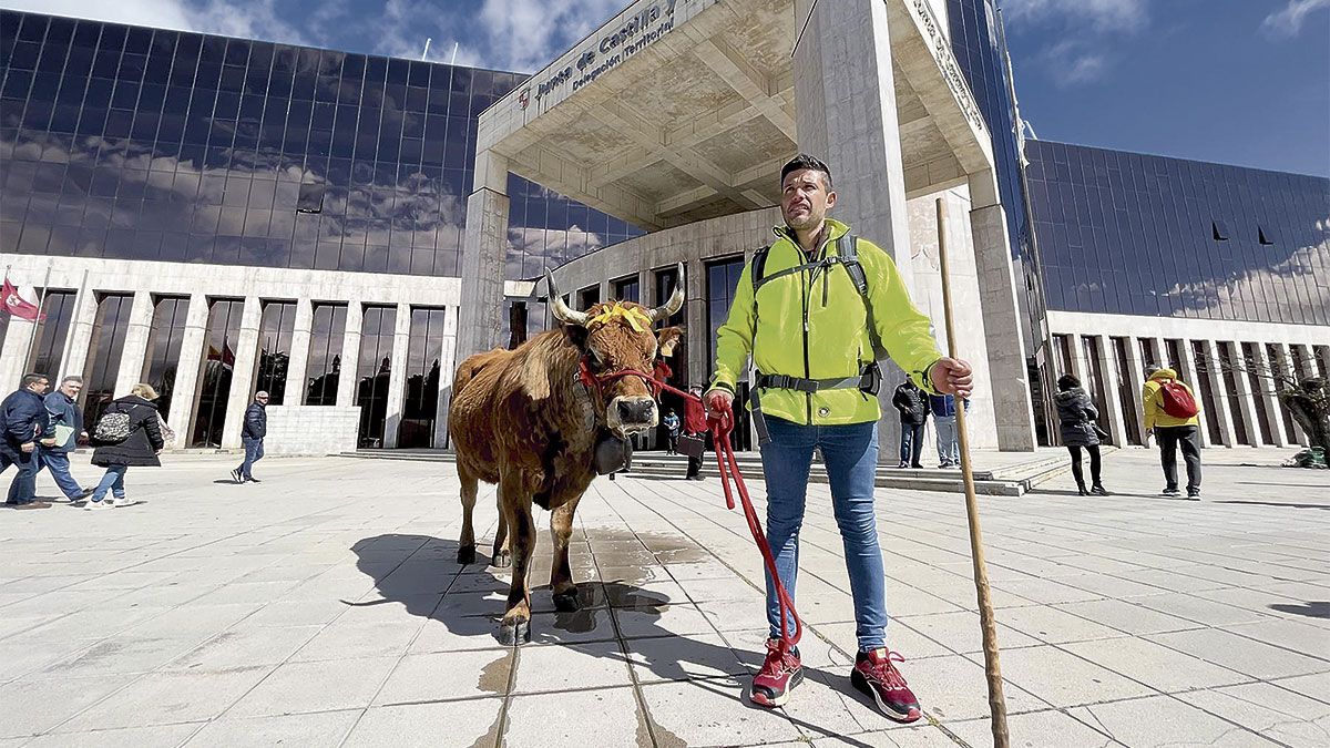 Baldo, a su llegada el viernes a León tras la marcha desde su pueblo. | SAÚL ARÉN