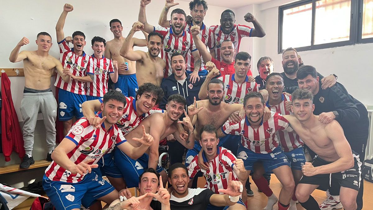 Los jugadores del Bembibre celebran el triunfo en los vestuarios de La Devesa. | ATLETICOBEMBIBRE