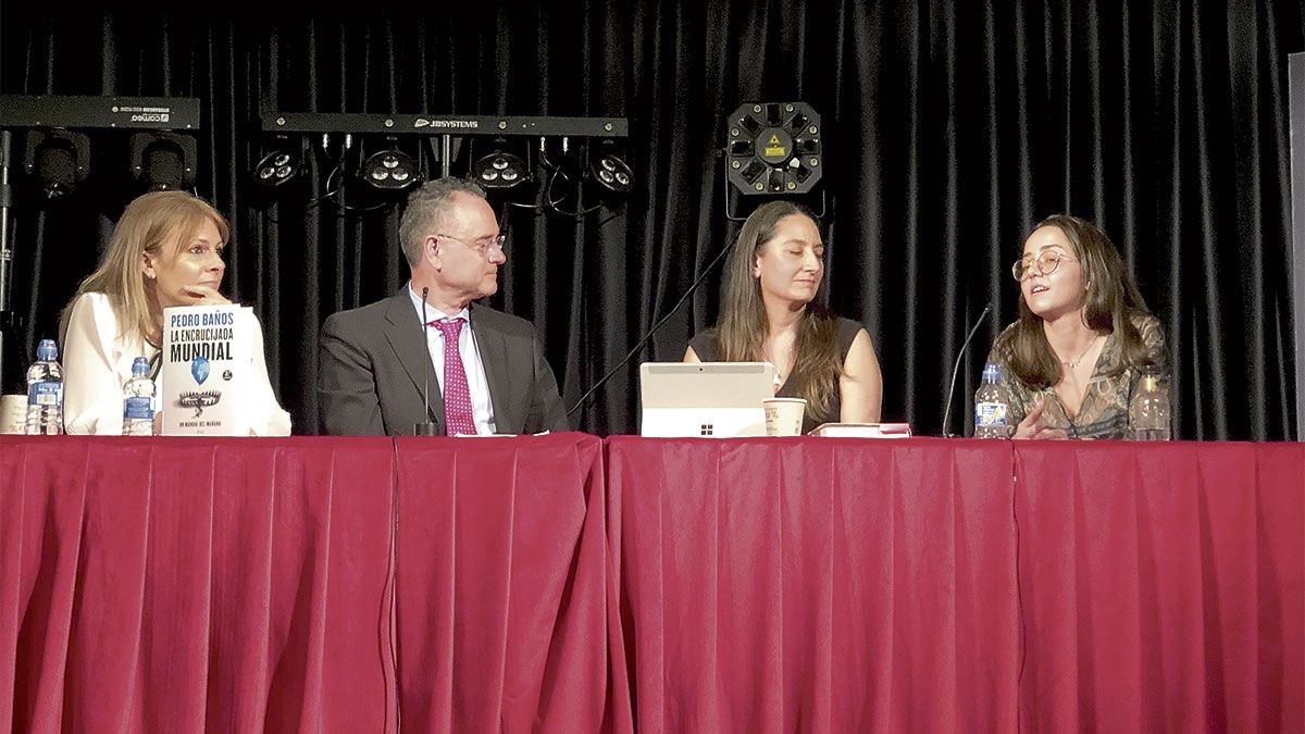 Itxaso, Nerea y Lucía, tres fieles lectoras de Pedro Baños, compartieron mesa y coloquio con el escritor en la segunda mitad del acto. | J.V. CELADILLA Itxaso, Nerea y Lucía, tres fieles lectoras de Pedro Baños, compartieron mesa y coloquio con el escritor en la segunda mitad del acto. | J.V. CELADILLA