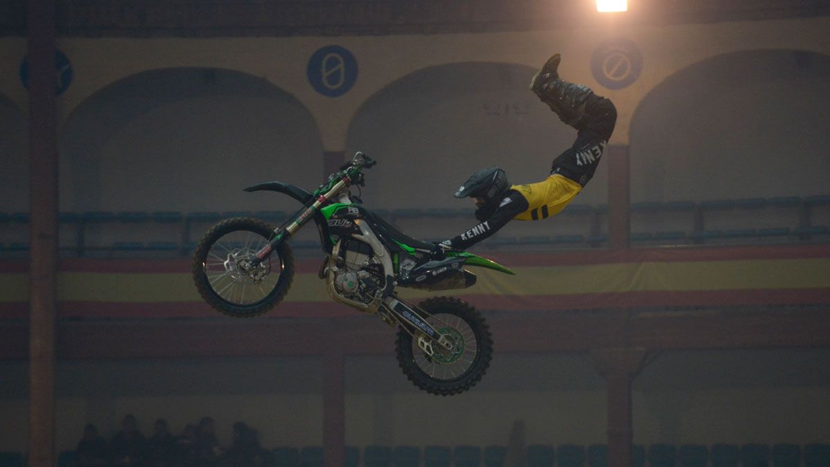 Un piloto vuela sobre su moto en un evento de freestyle celebrado en León. | MAURICIO PEÑA