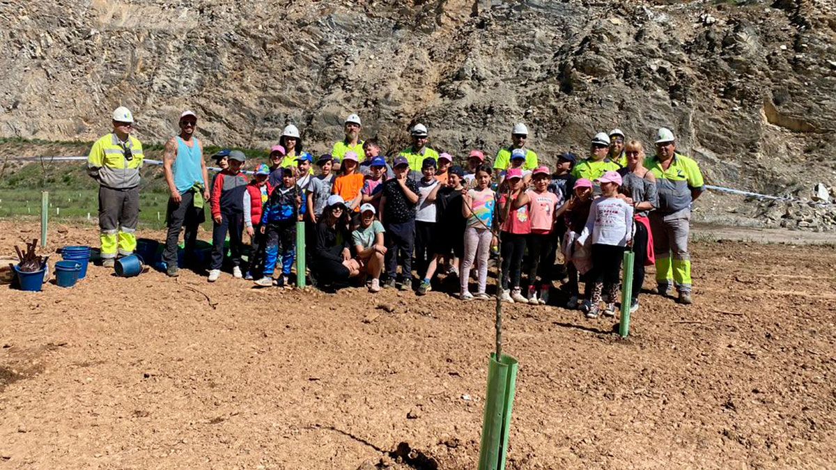 Alumnos en la cantera, plantando nuevos árboles.