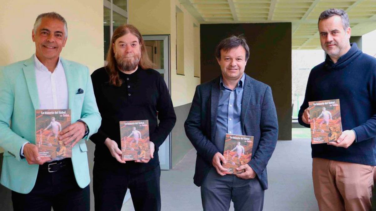 Isidoro Martínez, Roberto Fernández, José Manuel Trabado y David Rubio, con los ejemplares del libro sobre la historia del fútbol leonés. | L.N.C.