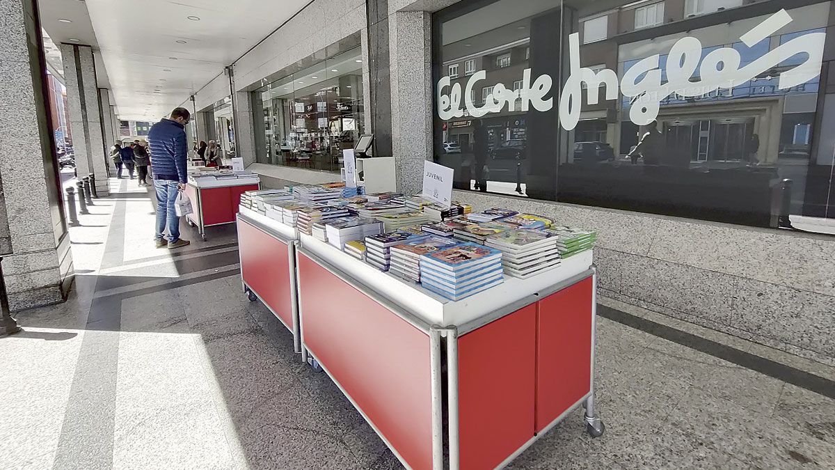 El Corte Inglés ofrece descuentos en los libros. | L.N.C.