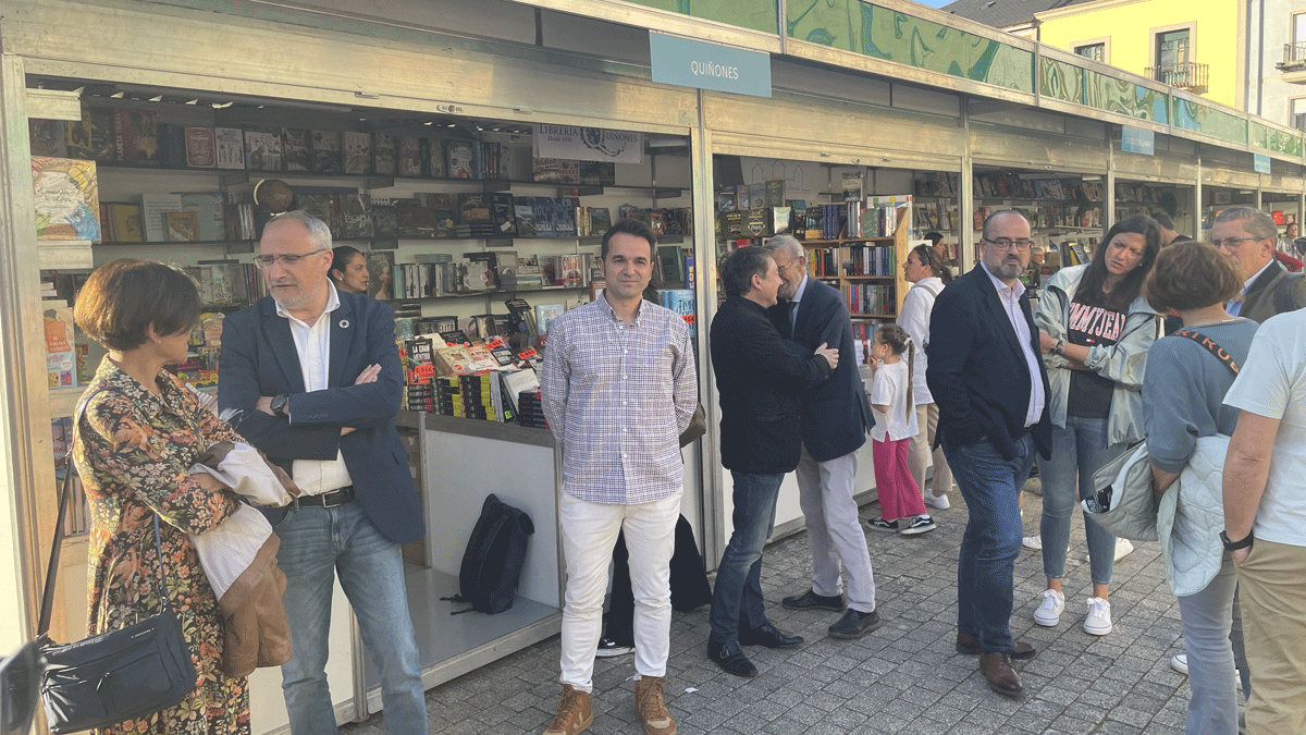 Inauguración de la feria con Manu Velasco en el centro de la imagen. | Javier Fernández
