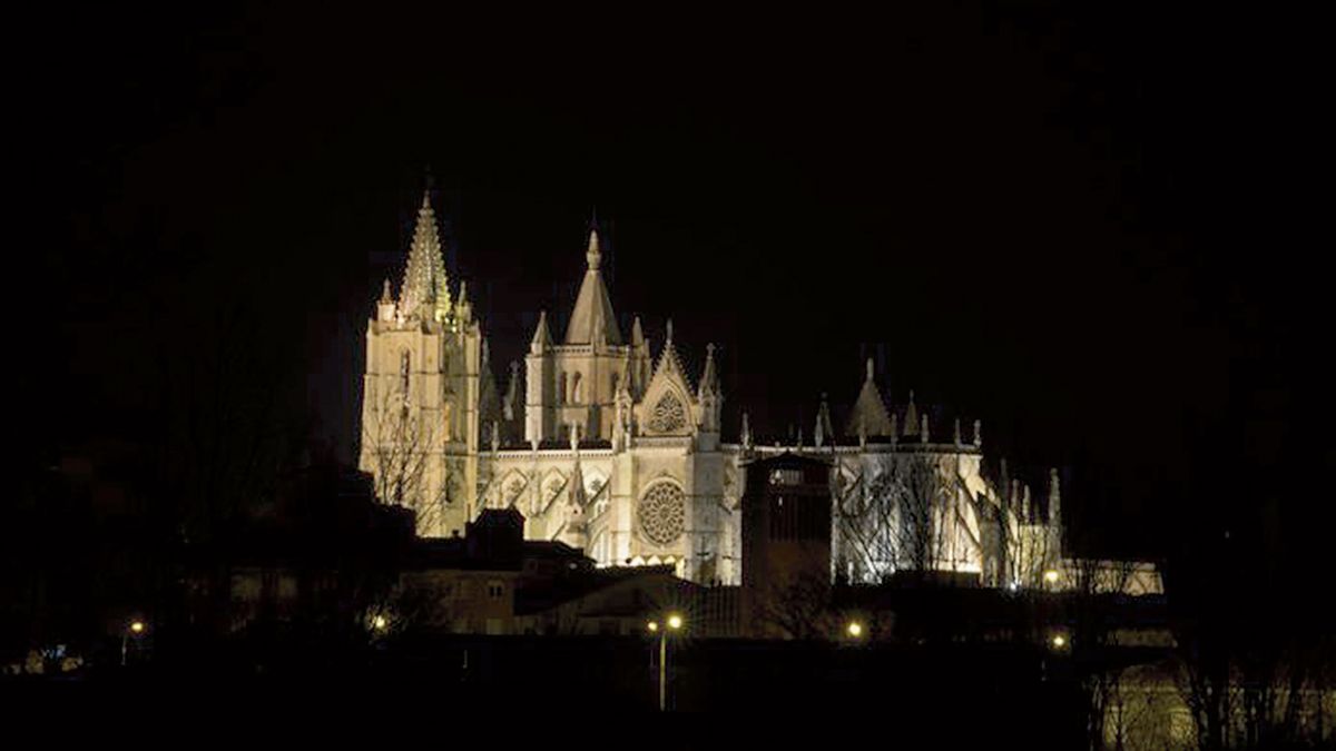 La Catedral se mantendrá iluminada por tener carácter monumental. | SAÚL ARÉN