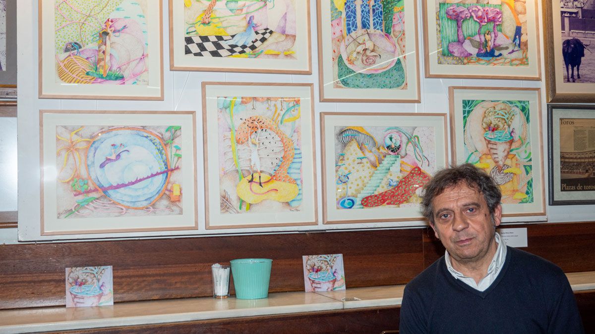 El artista conocido como Quino junto a sus pinturas expuestas en el Camarote Madrid. | VICENTE GARCÍA