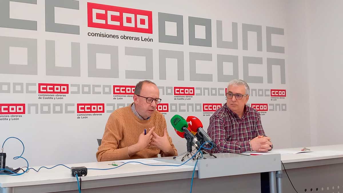 Ignacio Fernández, presidente de la gestora de CCOO León y Juan Loreto Andrés, miembro de la gestora, en rueda de prensa. | L.N.C.