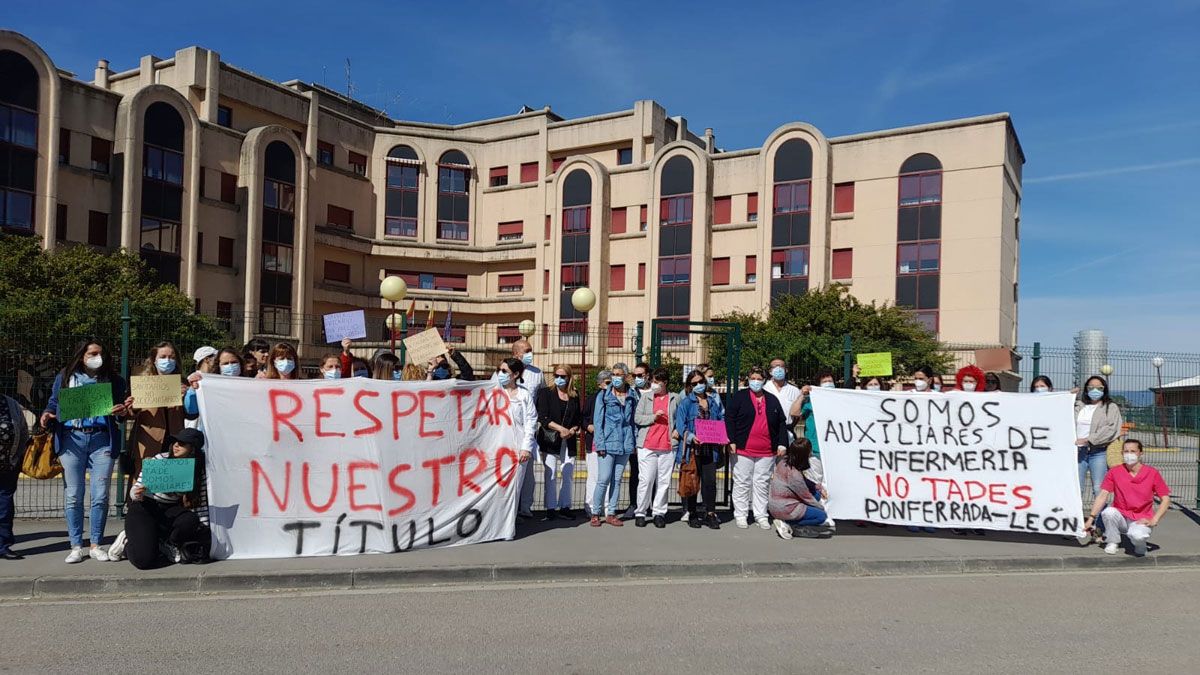 Auxiliares manifestándose a las puertas del centro de la Tercera Edad de Ponferrada. | MAR IGLESIAS