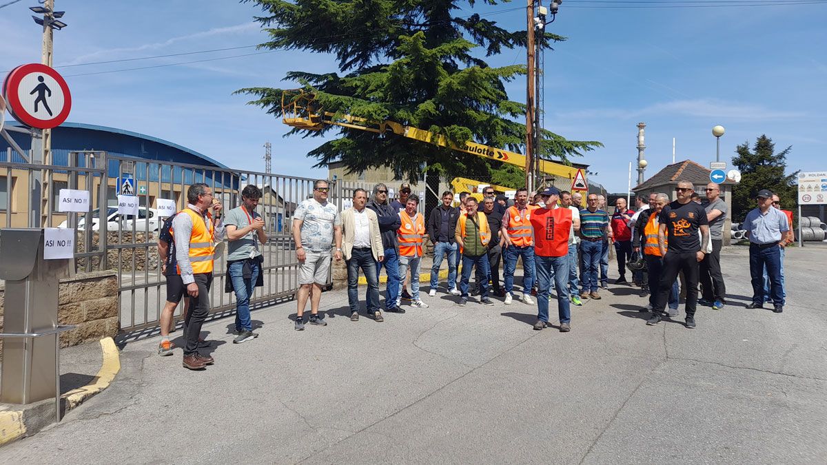 Trabajadores a las puertas de la acerera contra el despido del compañero. | MAR IGLESIAS