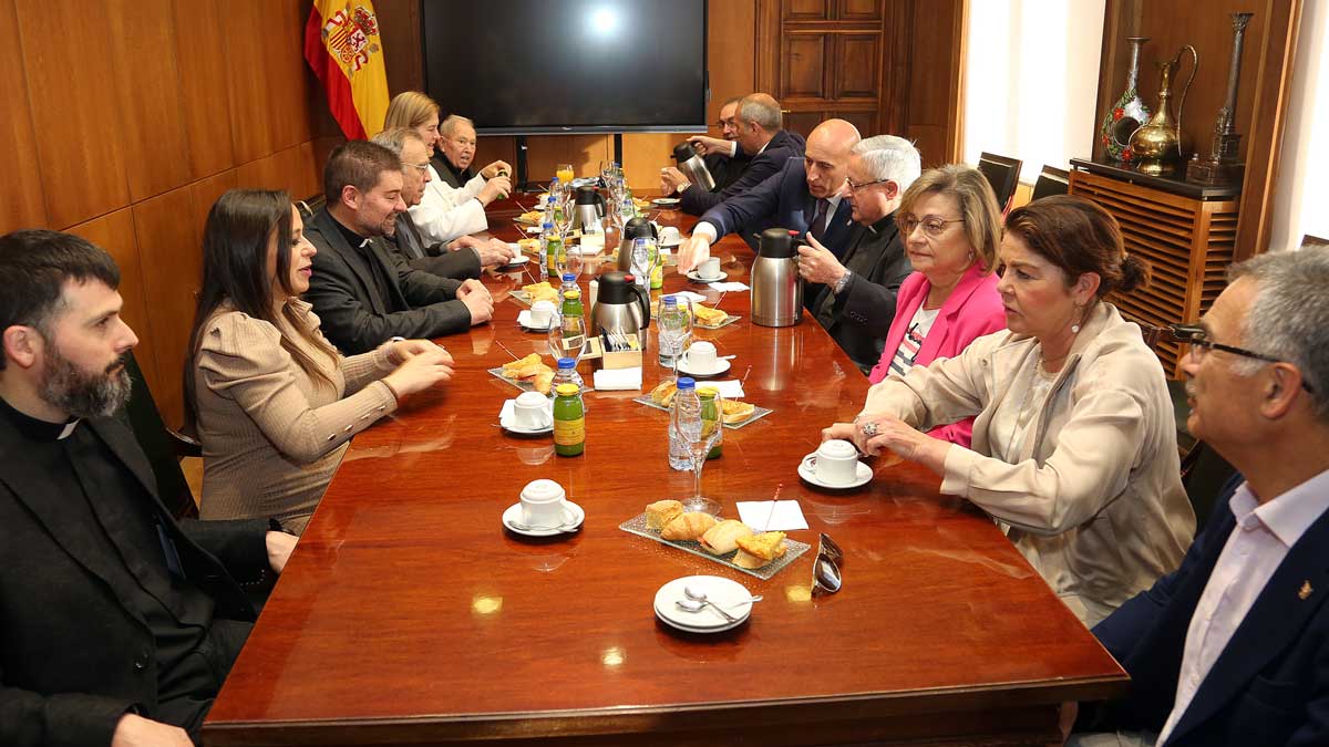 Encuentro de la corporación municipal del Ayuntamiento de León con representantes de la Basílica de San Isidoro. | L.N.C.