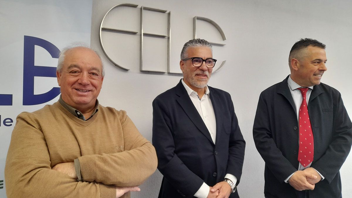 Delmiro Vega, en el centro de la fotografía, con los responsables de Fele Bierzo. | MAR IGLESIAS