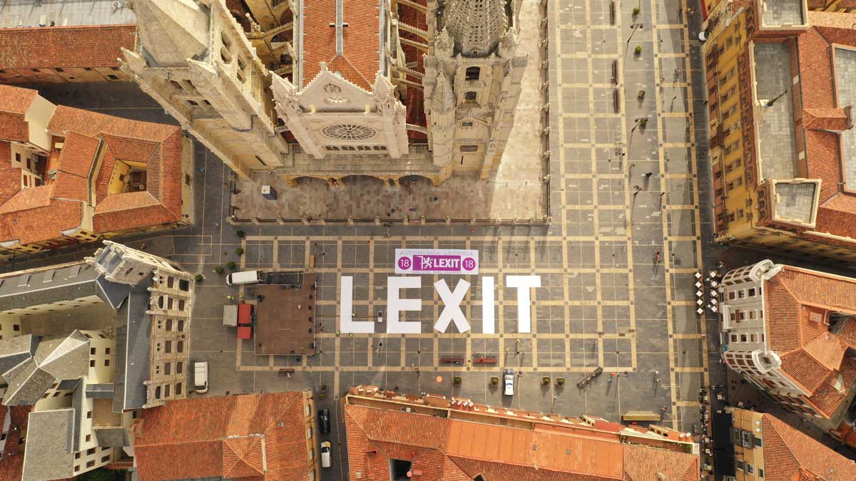 Las grandes letras de 'Lexit', que se colocaron el pasado año en la plaza de Regla. | L.N.C.