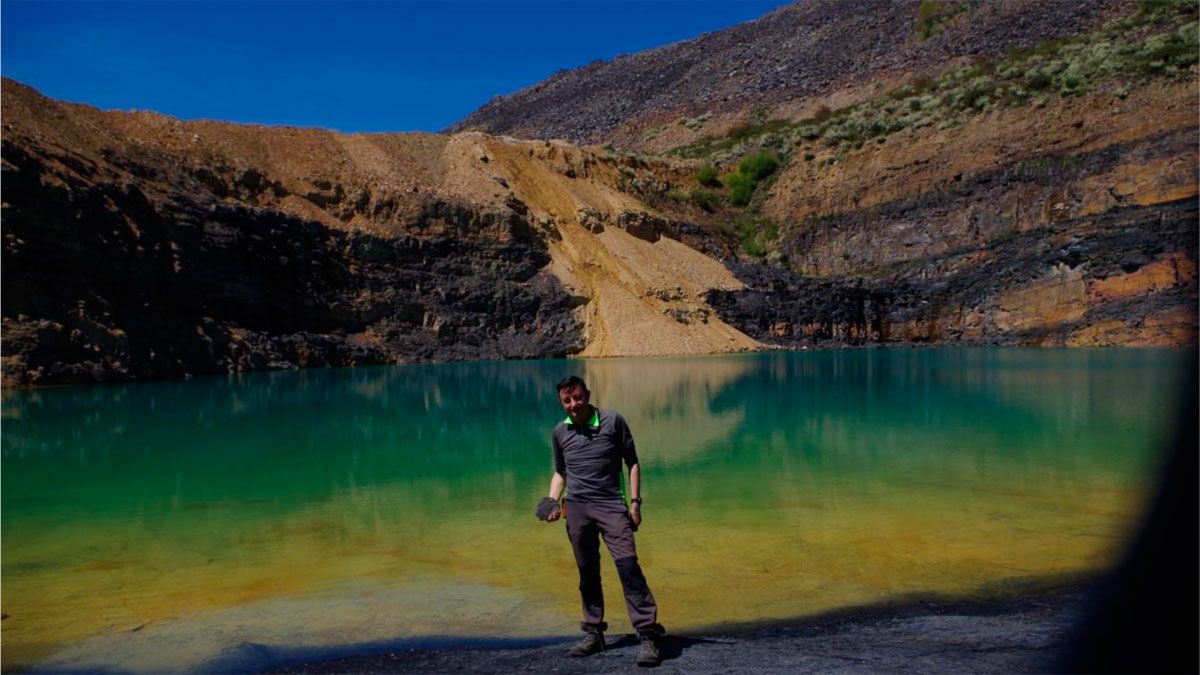 Laguna en la Gran Corta de Fabero.