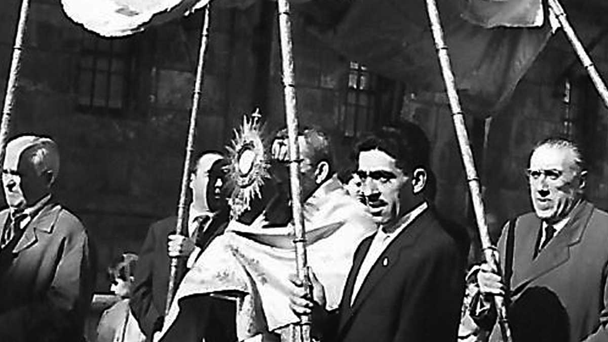 El Santísimo, bajo palio, un tercer domingo. | ARCHIVO DE JAVIER CANTALAPIEDRA El Santísimo, bajo palio, un tercer domingo. | ARCHIVO DE JAVIER CANTALAPIEDRA