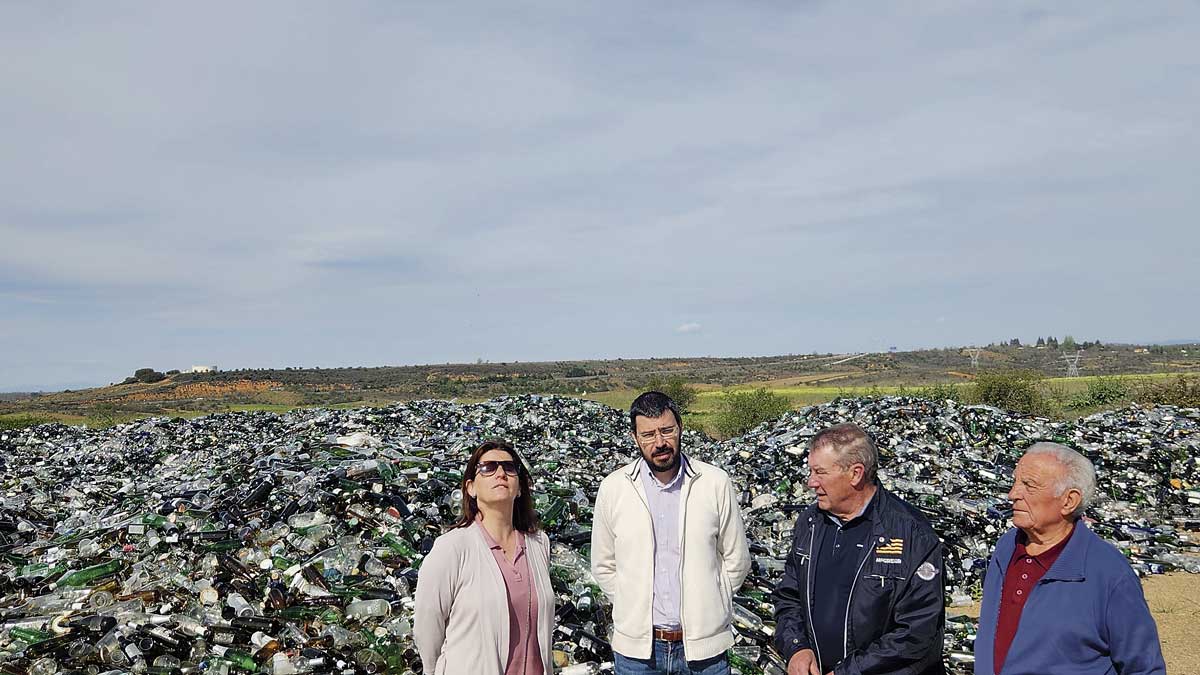 Comparecencia de los responsables del PP de Santovenia de la Valdoncina ante los vidrios depositados. | L.N.C.