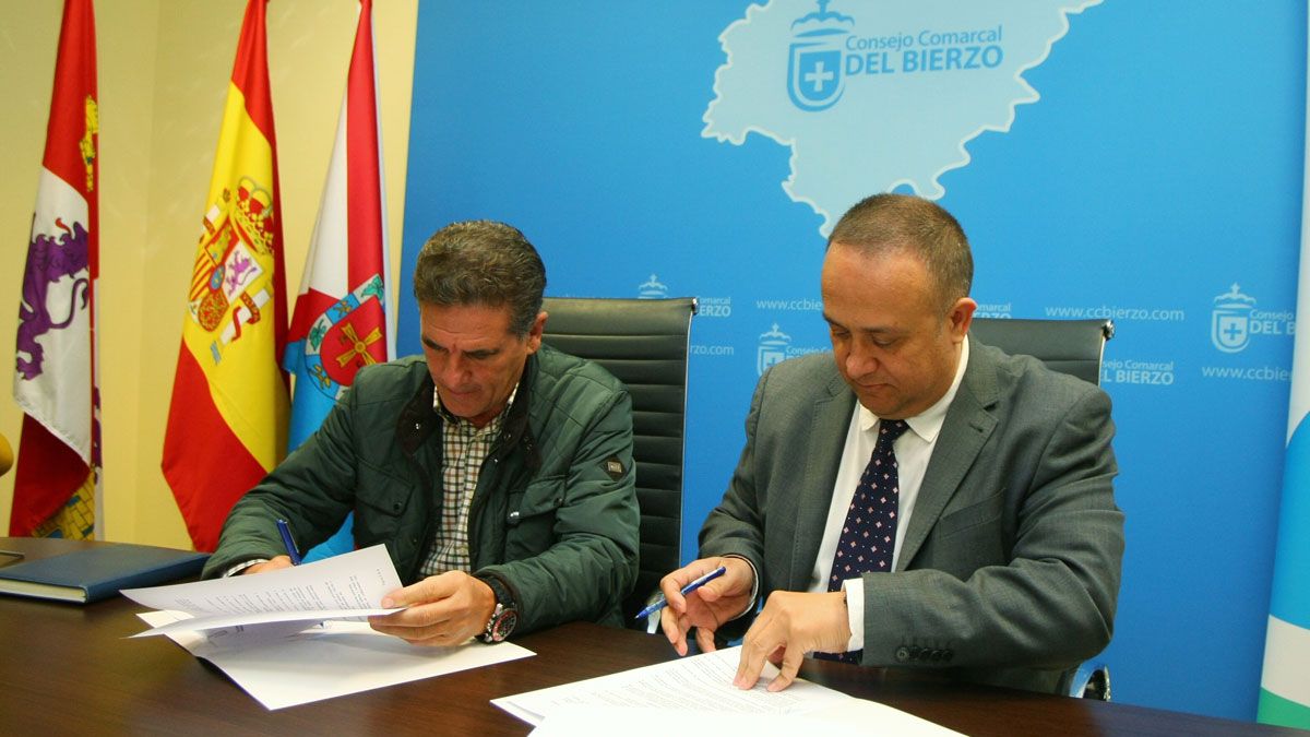 García y Álvarez Courel, este jueves en la firma del nuevo convenio para incentivar la producción de pimiento. | César Sánchez (Ical)