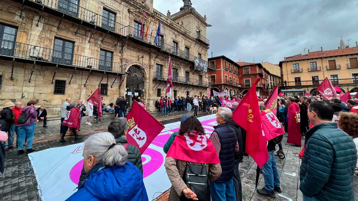 La manifestación ha terminado en la plaza Mayor. | SAÚL ARÉN