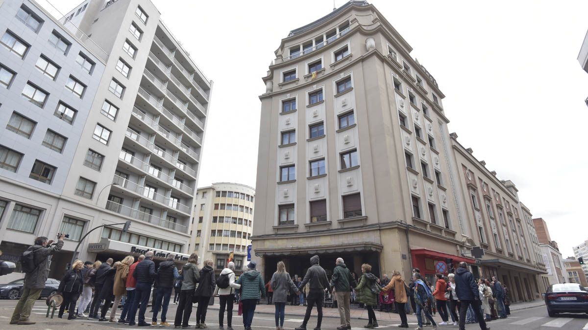 Abrazo al Teatro Emperador para pedir su rehabilitación y reapertura. | SAÚL ARÉN