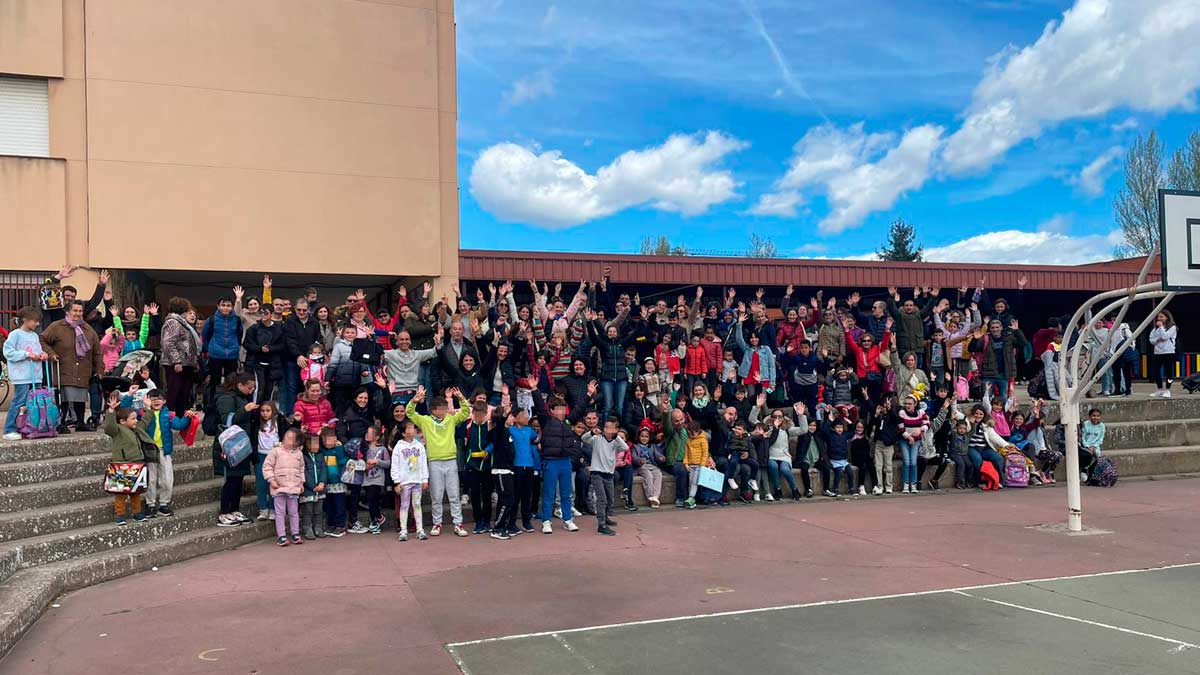Padres, niños y maestros reunidos en el el patio del colegio en protesta por la obligatoriedad de la educación bilingüe | CEDIDA