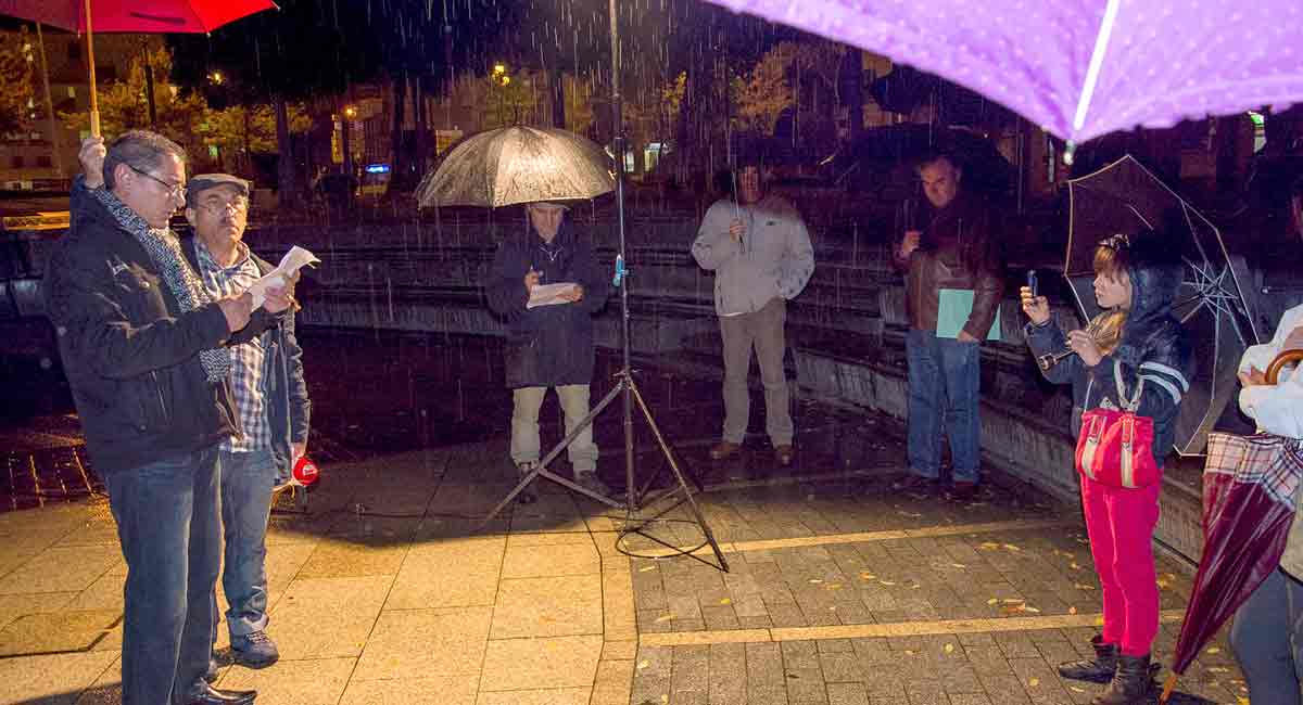 Una plaza, la noche, la poesía y las ganas de compartirla, no hay más reglas en el Ágora. | VICENTE GARCÍA