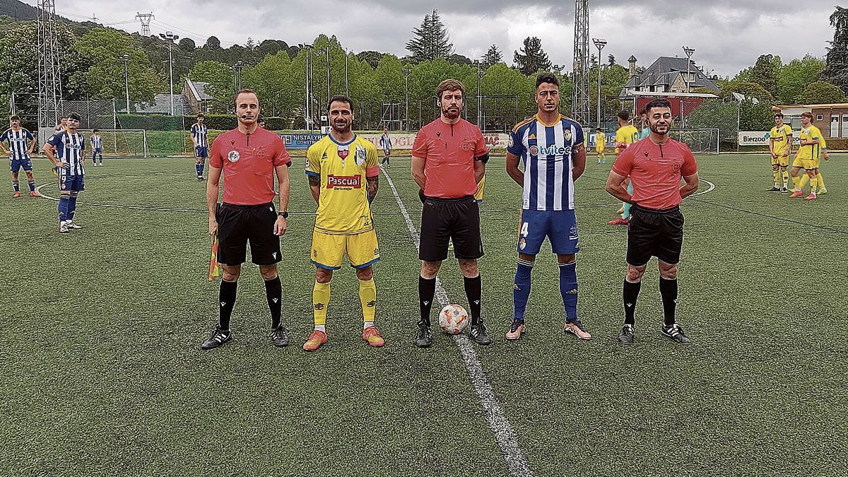 Los capitanes de Ponferradina B y Arandina junto al trío arbitral. / SDP