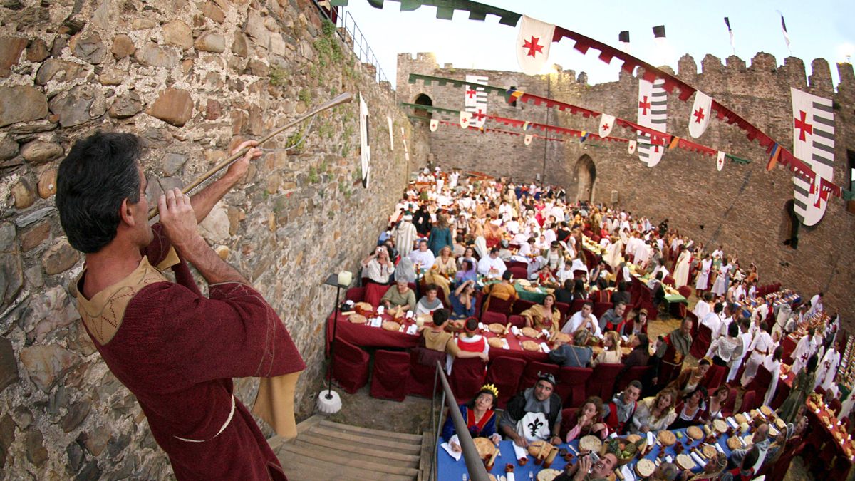 La cena templaria en una imagen de archivo, antes de que se decidiera sacar del Castillo. | ICAL