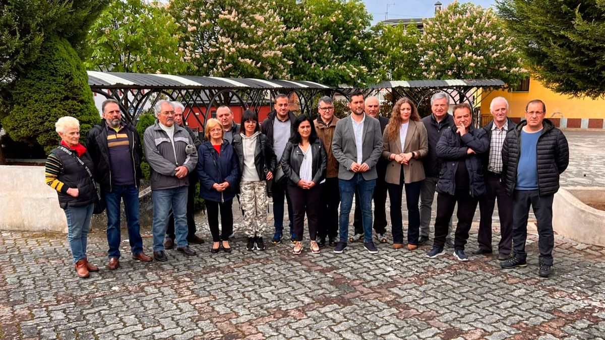 Foto de familia de la presentación de la candidatura a Fabero.