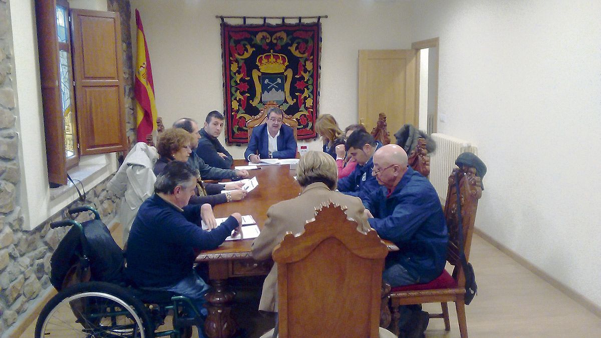 Un momento del pleno celebrado en el Ayuntamiento de Sabero.