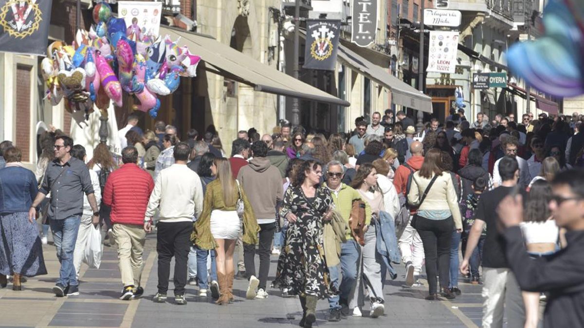 Los turistas abarrotaron el centro de la ciudad de León durante la reciente celebración de la Semana Santa. | SAÚL ARÉN