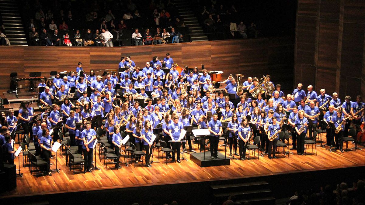 La Banda de AEMCyLestá integrada por cerca de doscientos músicos pertenecientes a todas las bandas de las escuelas asociadas.