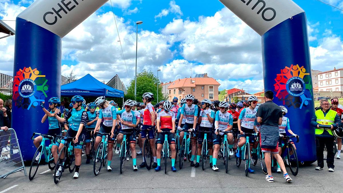 Las corredoras toman la salida de la prueba disputada en Villaquilambre. / L.N.C.