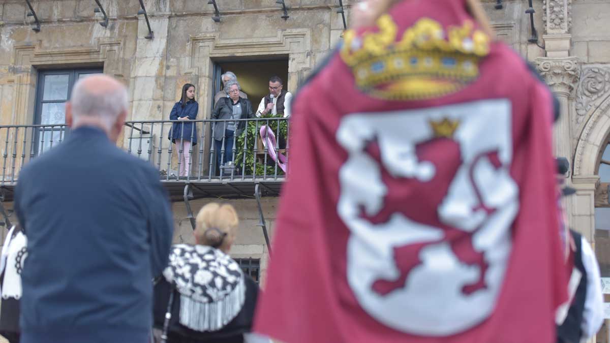 Comunidad Leonesa coloca una corona de laurel junto a la placa conmemorativa del levantamiento. | SAÚL ARÉN