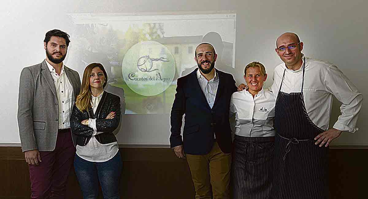 David Arias, Raquel Fidalgo y Diego Asensio (Cuentos del Agua) junto a Yolanda León y Juanjo Pérez (Cocinandos). | MAURICIO PEÑA David Arias, Raquel Fidalgo y Diego Asensio (Cuentos del Agua) junto a Yolanda León y Juanjo Pérez (Cocinandos). | MAURICIO PEÑA