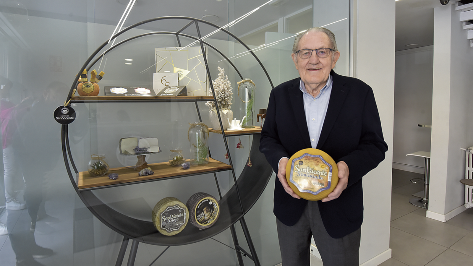 El dueño de Lácteas San Vicente, Fernando Díez Boñar, junto al queso premiado San Vicente Semicurado. | SAÚL ARÉN