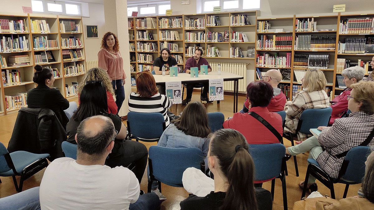 Un momento de la presentación de la novela ‘Los que vienen’ en la biblioteca de La Robla. | L.N.C.