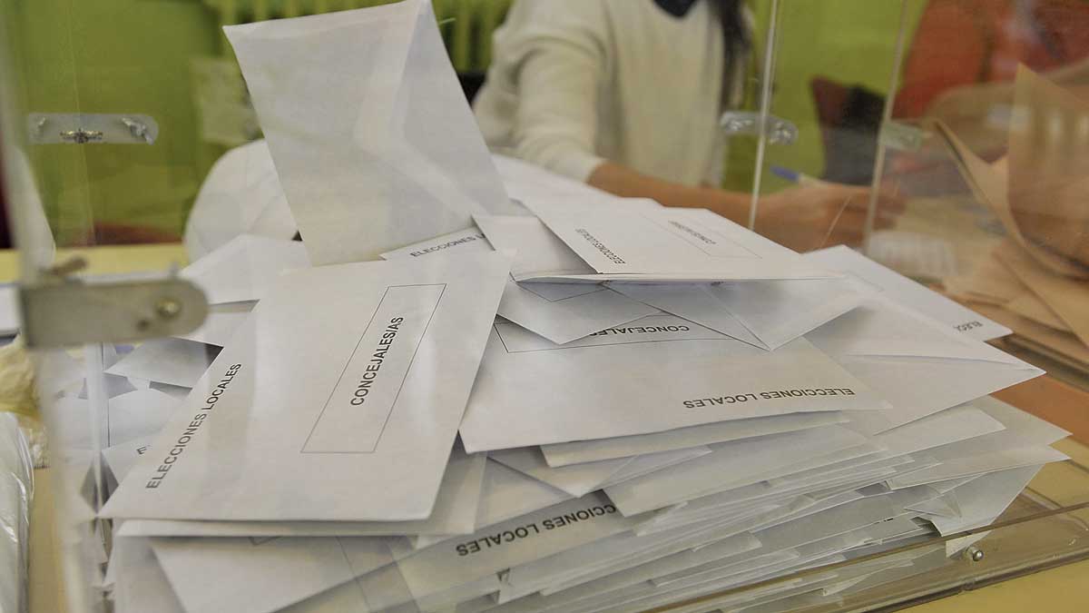 Urna con sobres blancos correspondientes a las elecciones municipales en una imagen de archivo | DANIEL MARTÍN