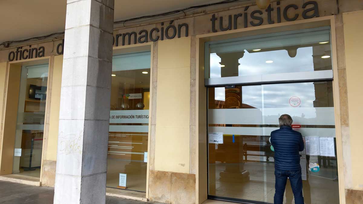 La Oficina de Turismo de León abierta este martes con normalidad, como todos los días. | DAVID IGLESIAS