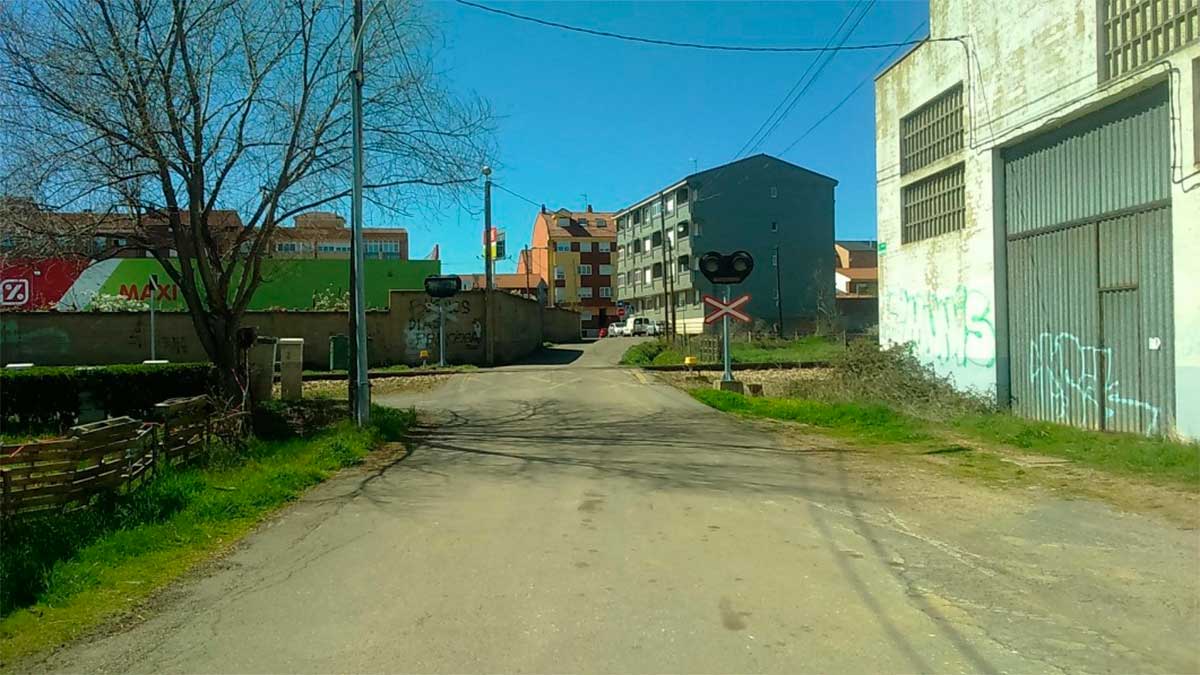 Paso a nivel en la calle Infanta Elena de Navatejera. | L.N.C.