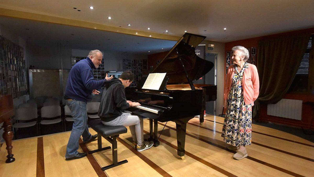 Josu de Solaun alecciona a un participante de las masterclass en presencia de Margarita Morais. | SAÚL ARÉN