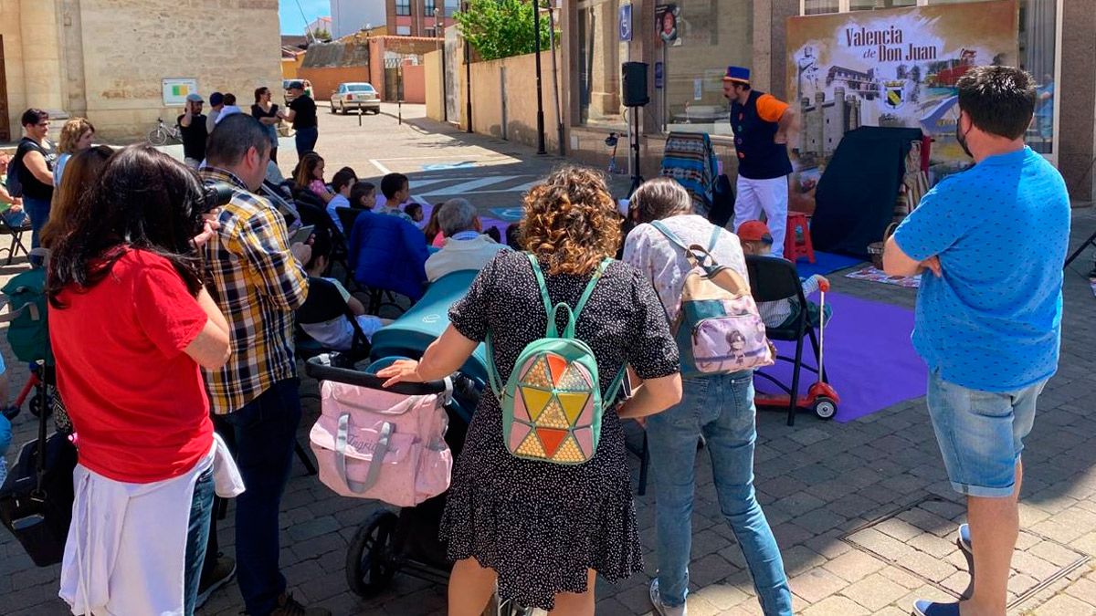 Un cuentacuentos durante una edición anterior de la Semana Cultural de Valencia de Don Juan. | L.N.C.