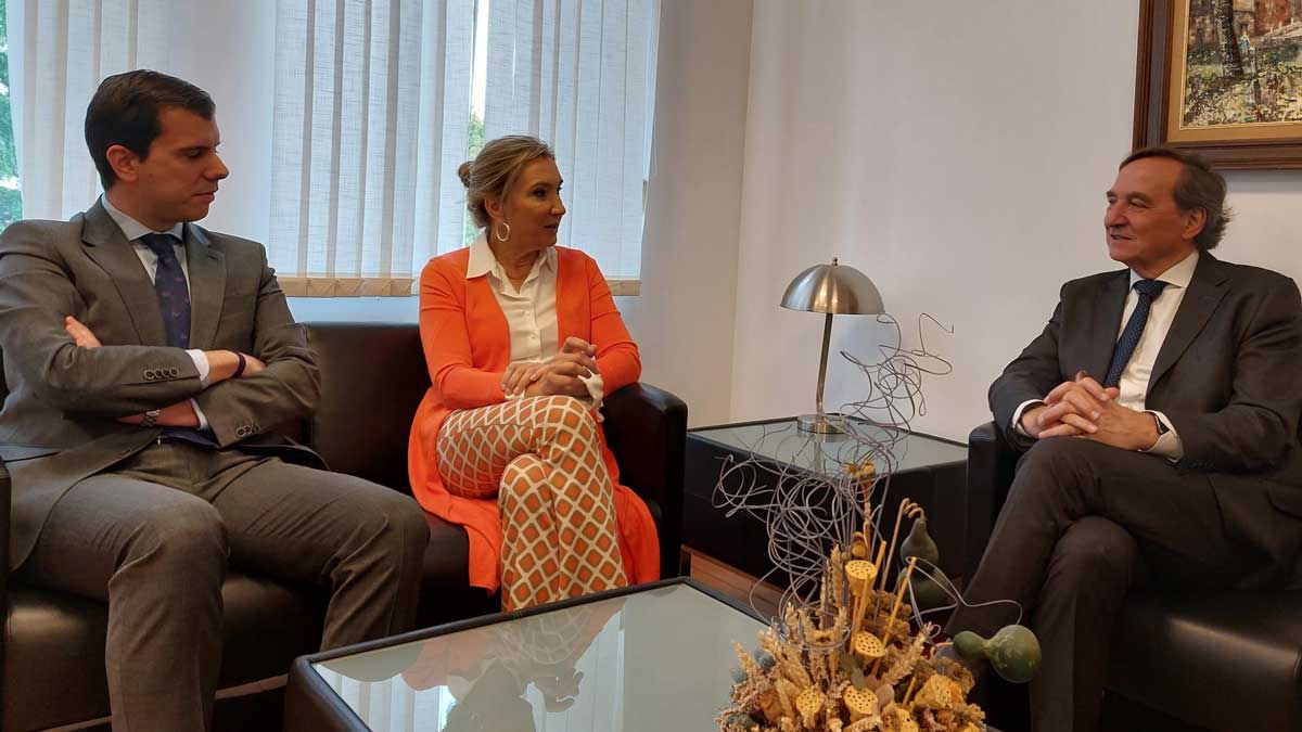 El abad del Dulce Nombre, Juan Muñiz, entrega a Cruz Roja el dinero recaudado en el Encuentro. | L.N.C. El abad del Dulce Nombre, Juan Muñiz, entrega a Cruz Roja el dinero recaudado en el Encuentro. | L.N.C.